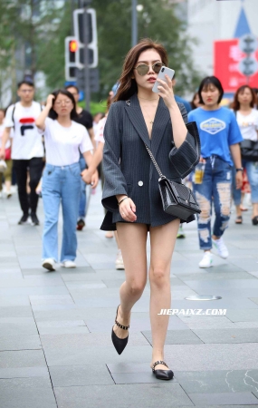 酷酷的美腿街拍美女