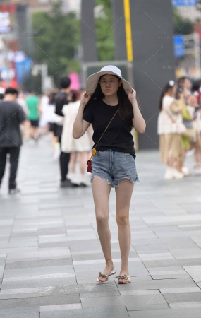 街拍热裤小姐姐