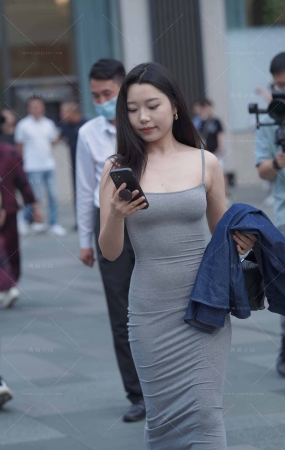 曼妙身材灰色吊带裙小姐姐