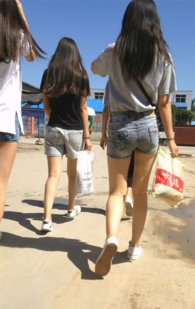 美腿热裤小清新学妹