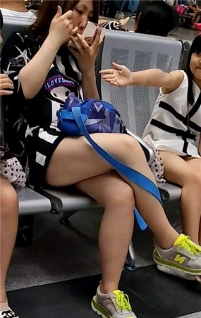 美腿少妇有一对双胞胎女儿