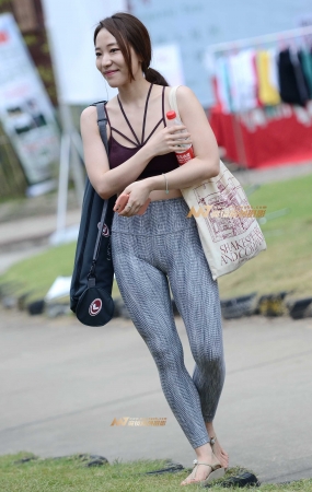 笑容甜美的瑜伽美女