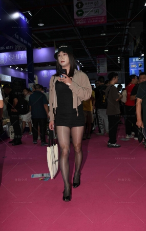 油亮丝包臀裙美女