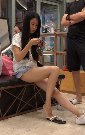 买鞋的美腿小姐姐 [2.30 GB/MP4]