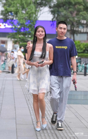 长发吊带花裙 21-08-14-52