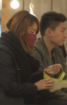 美女就算遮住半张脸，还是美女