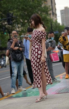 白白净净的短发女孩儿