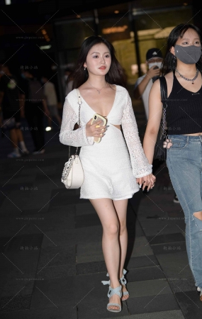 街拍白裙，白皙美腿贵妇~