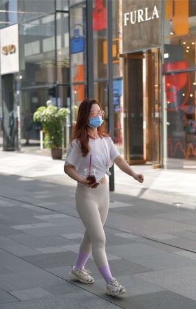 视觉冲击街拍作品 - 浅灰色瑜伽女孩