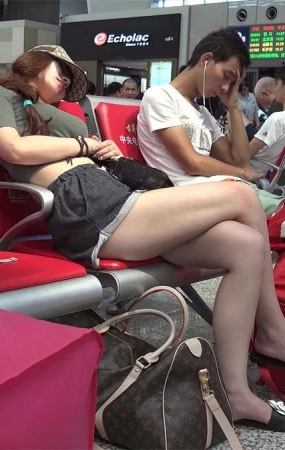全身名牌的时尚女孩，就这样歪着头睡着了