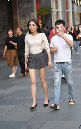 街拍超短百褶裙，R丝高跟美眉