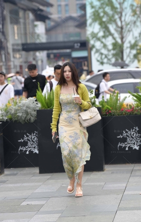 街拍裹胸开叉裙小姐姐