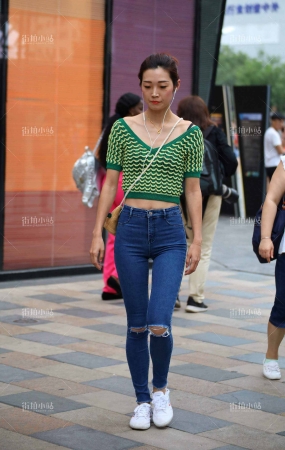 身材匀称的蓝牛妹子