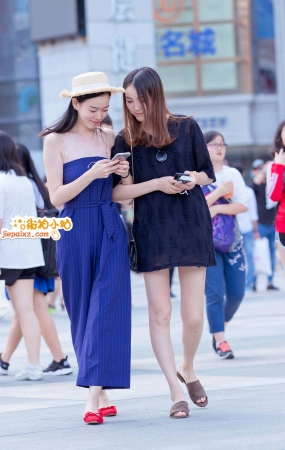 街拍蓝色长裙少妇