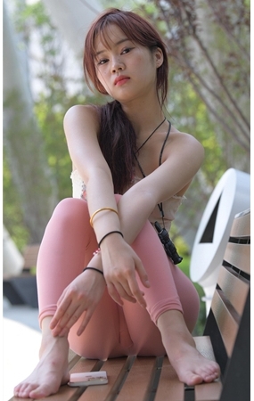 灵动的粉裤美眉【套图+视频】