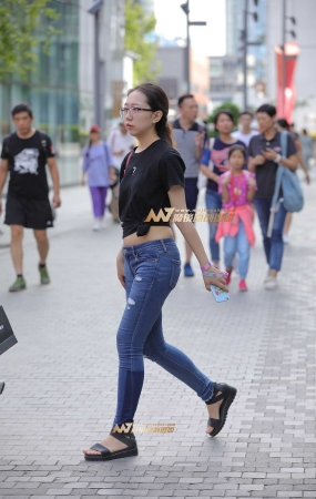 紧牛眼镜妹