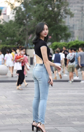 街拍性感紧身蓝牛美女