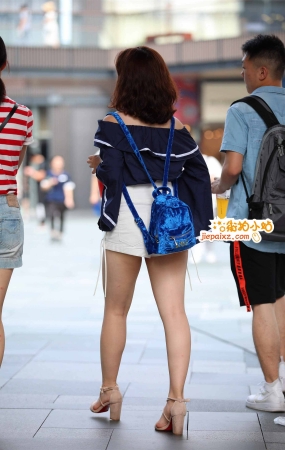 街拍白短裤妹子