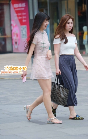 两妹子有说有笑