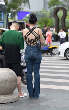 街拍大长腿喇叭牛仔裤美眉