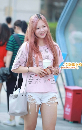 短热裤肉肉的可爱美少女