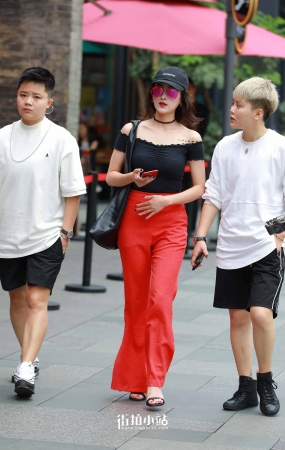 丰满的红色喇叭裤美女
