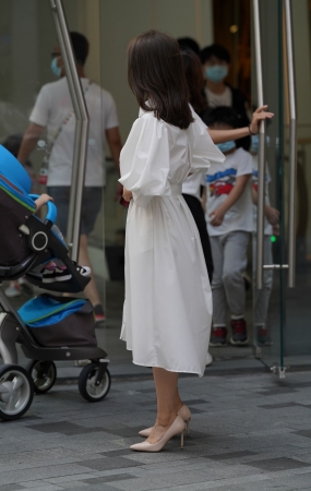 白裙少妇