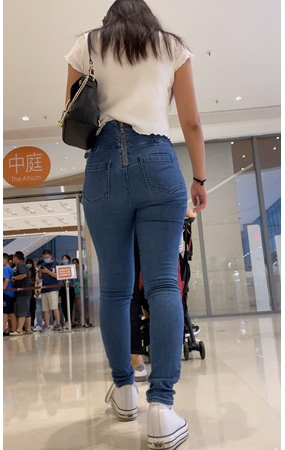 蓝色高腰牛仔裤美女