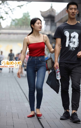 红色吊带衫紧身牛仔裤美眉
