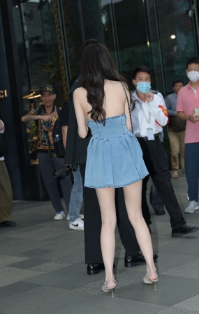 白皙美腿，美背美女