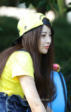 气质美少女把自己打扮成小黄人