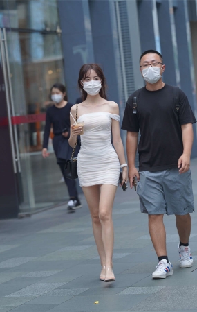 白色褶皱修身裙