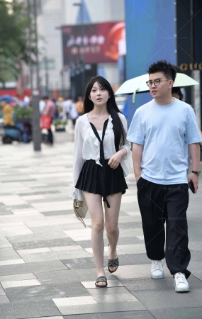 街拍白皙美腿，JK短裙小妞~