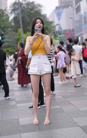 街拍大长腿白热裤美姐