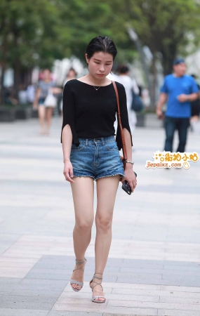 热裤美腿女子