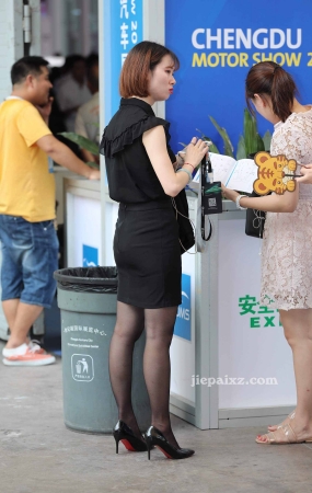 黑丝短裙美眉