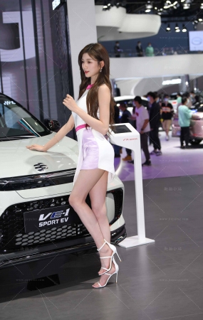 美腿美女车模