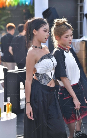 大露背装装气质美女