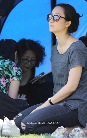 帐篷内的苗条女子