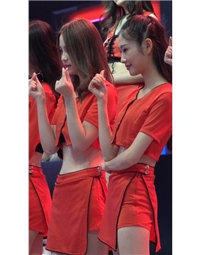 2018CJ - 舞台上的红装showgirl美女 [568 MB]