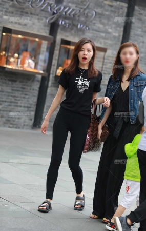 身材比例真好，圆润的美臀