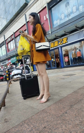冒死拍到极品橘色高跟大长腿玉足视频➕图