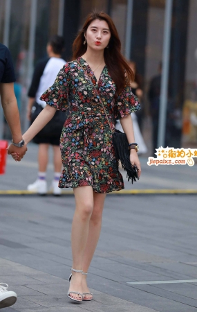 花裙子气质美女