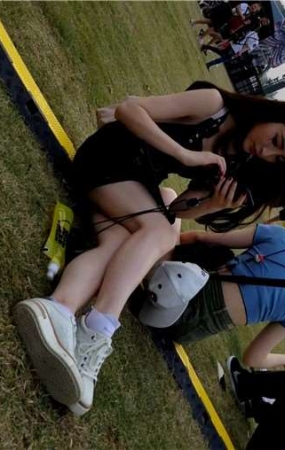 草地上的爱笑女孩