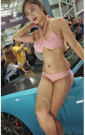 车展上的粉色比基尼美女