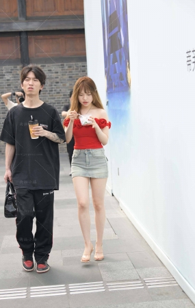 街拍红色衣服牛仔短裙小妞