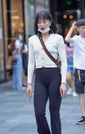 逛街的美女