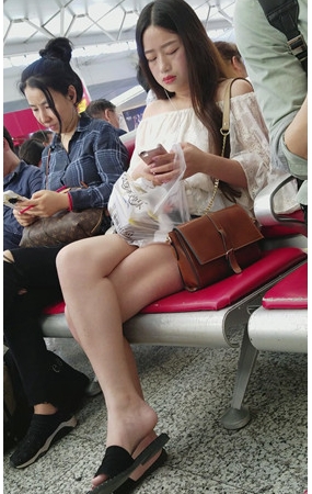 白嫩美腿小妹