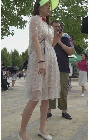 白色连衣长裙美女