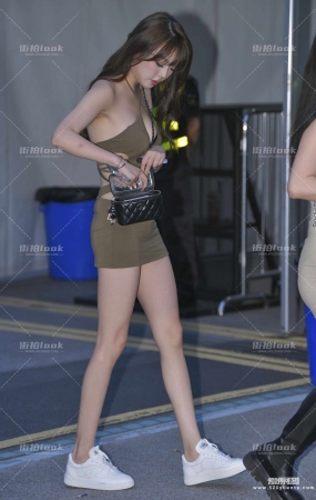 吊带包臀裙白鞋 24-06-15-302